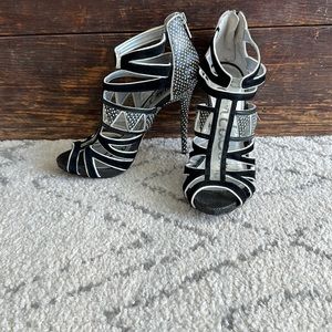 Sam Edelman black and white strappy heels . Size 7